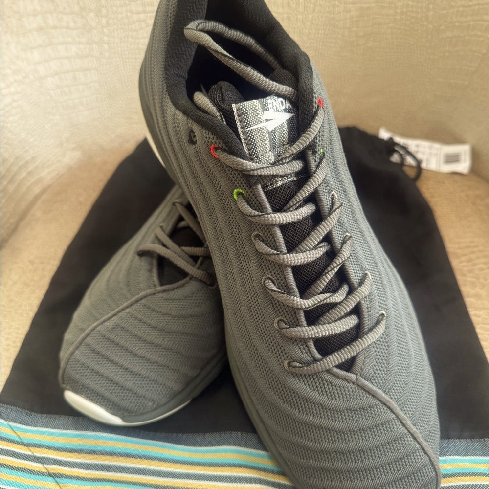 NWT. Men’s lightweight running sneakers inspired by Kenyan athletes. Size 14